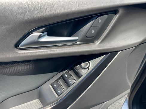 Used 2025 Chevrolet Equinox LT FWD image 9