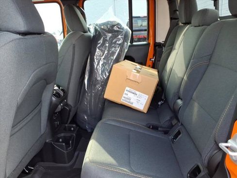 New 2025 Jeep Gladiator Sport image 15