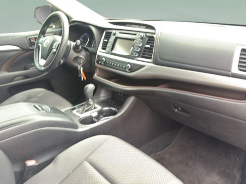 Used 2017 Toyota Highlander LE FWD image 24