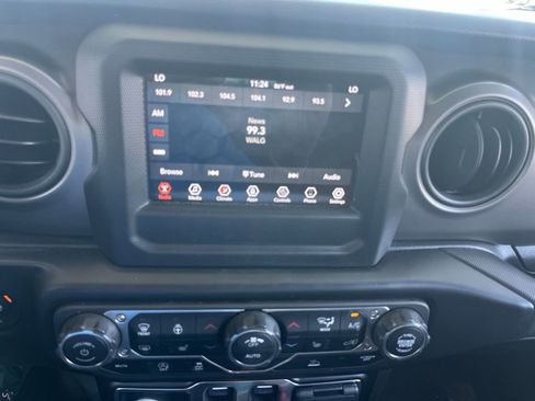 Used 2022 Jeep Wrangler Sport AWD/4WD image 18