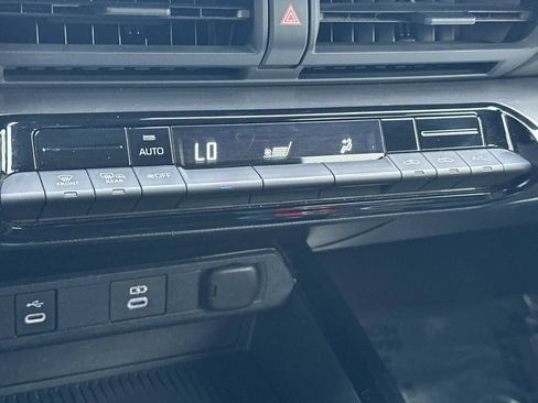 Used 2023 Toyota Prius LE image 21