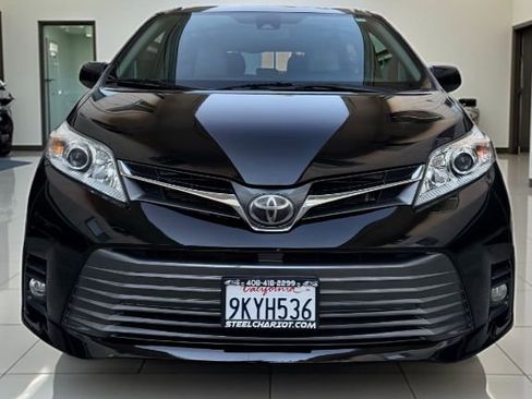 Used 2018 Toyota Sienna XLE image 8