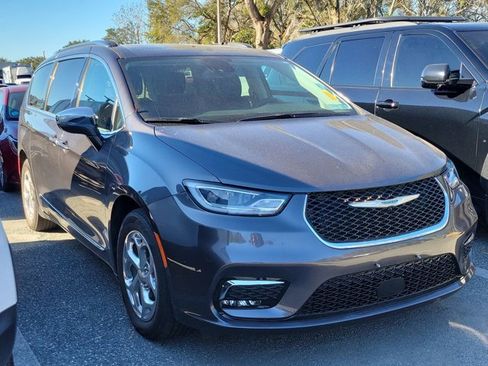 Used 2021 Chrysler Pacifica Limited image 1