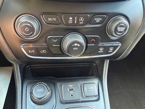 Used 2020 Jeep Cherokee Latitude Plus w/ Cold Weather Group AWD/4WD image 10