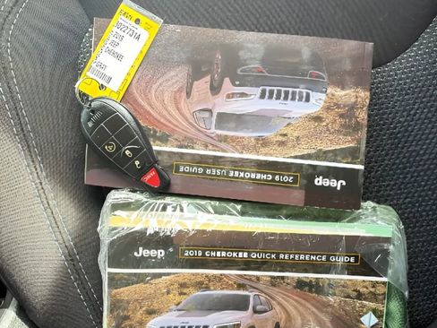 Used 2019 Jeep Cherokee Latitude w/ Cold Weather Group image 33