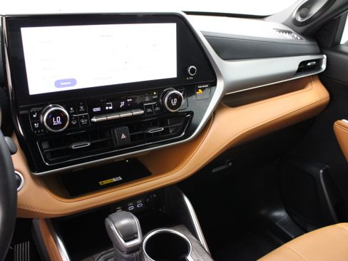 Used 2024 Toyota Highlander Platinum FWD image 16