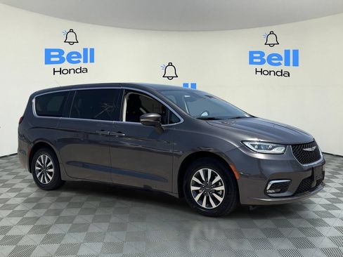 Used 2023 Chrysler Pacifica Touring-L FWD image 6