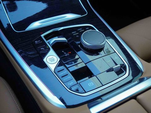 Used 2025 BMW X7 xDrive40i w/ M Sport Package image 29