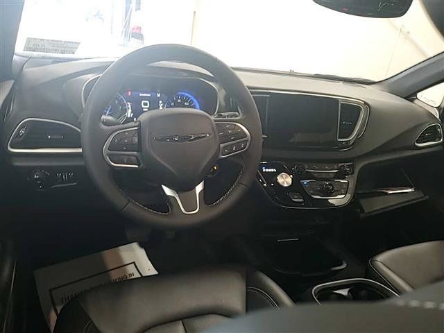Used 2026 Chrysler Pacifica Select FWD image 10