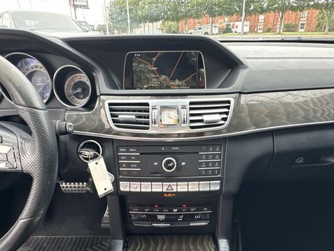 Used 2016 Mercedes-Benz E 400 Sedan image 25