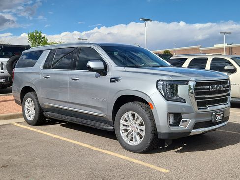 Used 2023 GMC Yukon XL SLT w/ SLT Premium Package AWD/4WD image 3