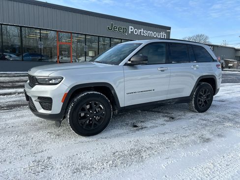 Used 2025 Jeep Grand Cherokee Altitude image 18