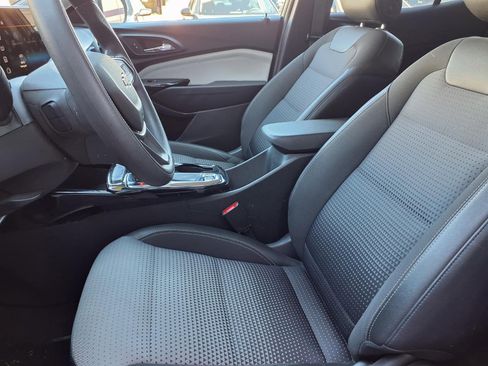 Used 2025 Chevrolet Trax LT image 3