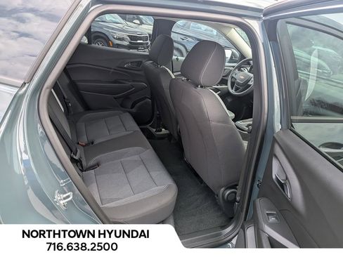 Used 2025 Chevrolet Trax LS FWD image 31