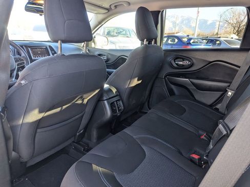 Used 2019 Jeep Cherokee Latitude w/ Popular Appearance Group FWD image 28