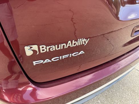 Used 2020 Chrysler Pacifica Touring-L FWD image 10