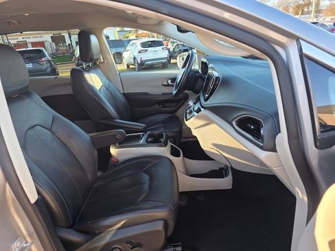 Used 2021 Chrysler Pacifica Touring-L image 27