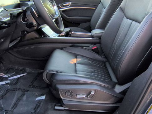 Used 2024 Audi Q8 e-tron Prestige image 17