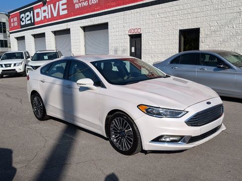 Used 2017 Ford Fusion SE w/ Fusion SE Technology Package image 4