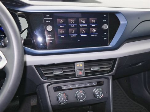 Certified 2022 Volkswagen Taos SE w/ Panoramic Sunroof Package image 18