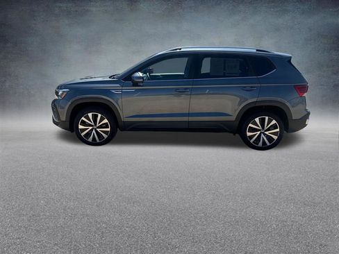 Used 2022 Volkswagen Taos SE image 2