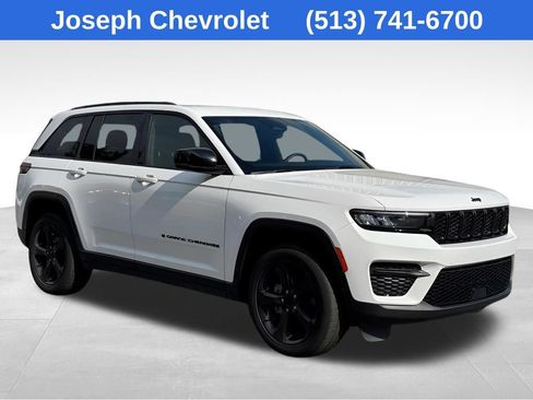 Used 2023 Jeep Grand Cherokee Altitude image 3