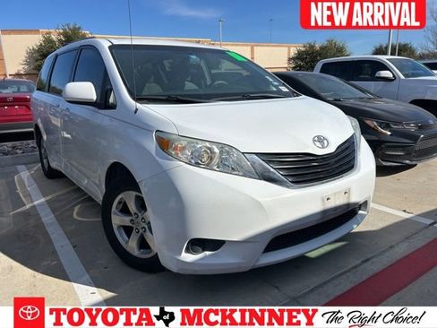 Used 2011 Toyota Sienna LE image 1