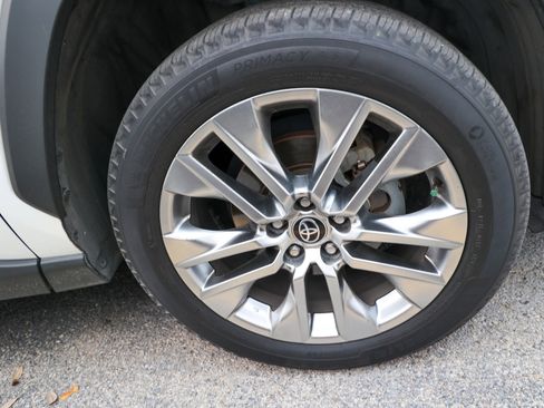 Used 2021 Toyota RAV4 XLE Premium image 12