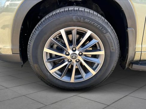 Used 2018 Toyota Highlander XLE image 10
