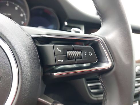 Certified 2025 Porsche Macan image 20