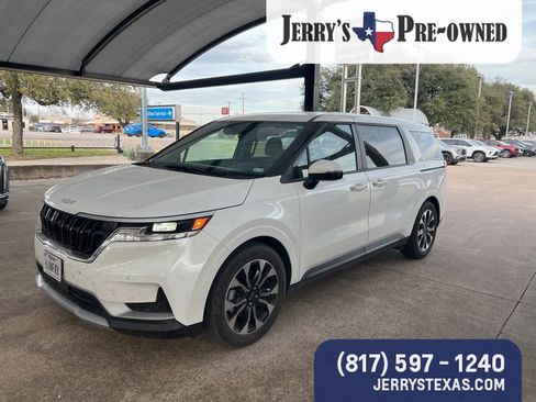 Used 2024 Kia Carnival EX image 1