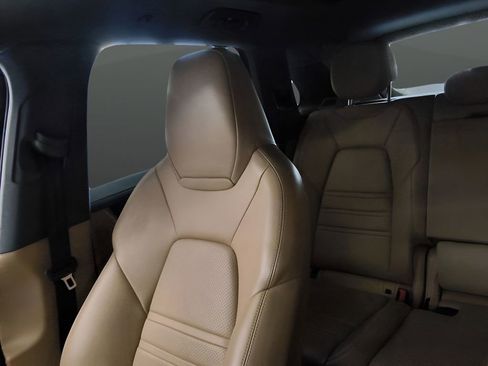 Used 2020 Porsche Cayenne w/ Premium Package AWD/4WD image 32
