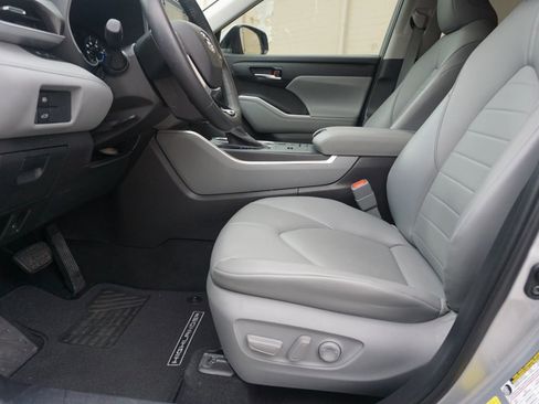 Used 2021 Toyota Highlander XLE image 32