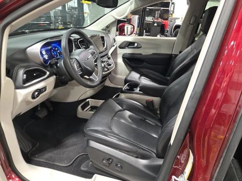 Used 2022 Chrysler Pacifica Touring-L FWD image 13