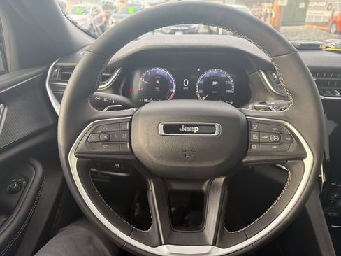 Certified 2025 Jeep Grand Cherokee Altitude image 8