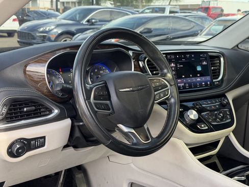Used 2022 Chrysler Pacifica Limited image 16