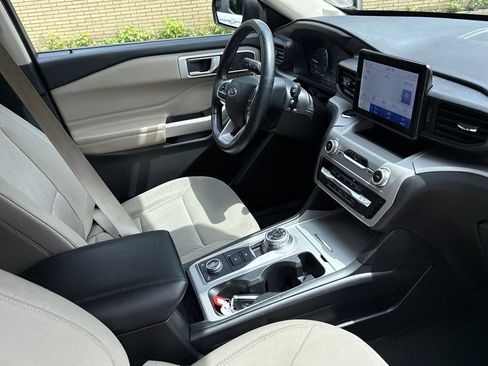 Used 2023 Ford Explorer XLT AWD/4WD image 37