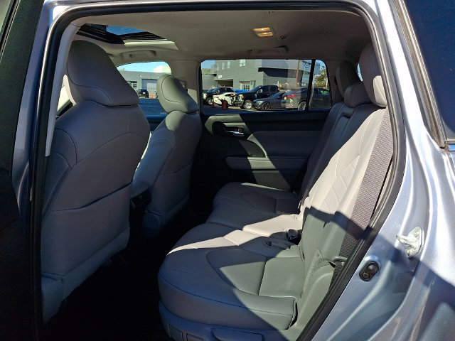 Used 2024 Toyota Highlander XLE AWD/4WD image 9