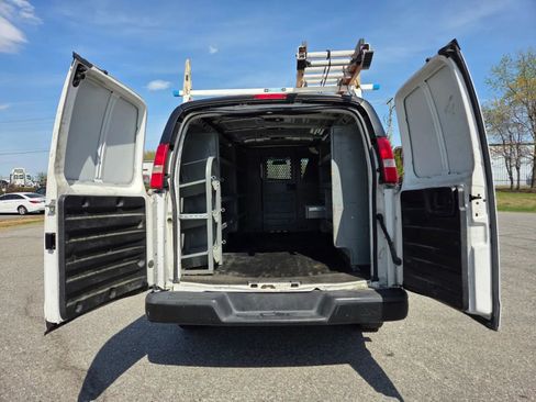Used 2017 Chevrolet Express 2500 RWD image 9