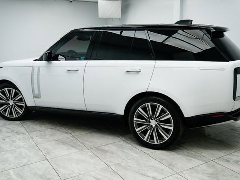 Used 2023 Land Rover Range Rover Autobiography image 3