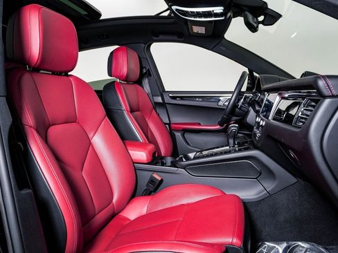 Certified 2025 Porsche Macan image 15