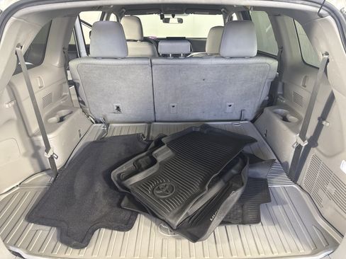 Used 2016 Toyota Highlander LE image 19