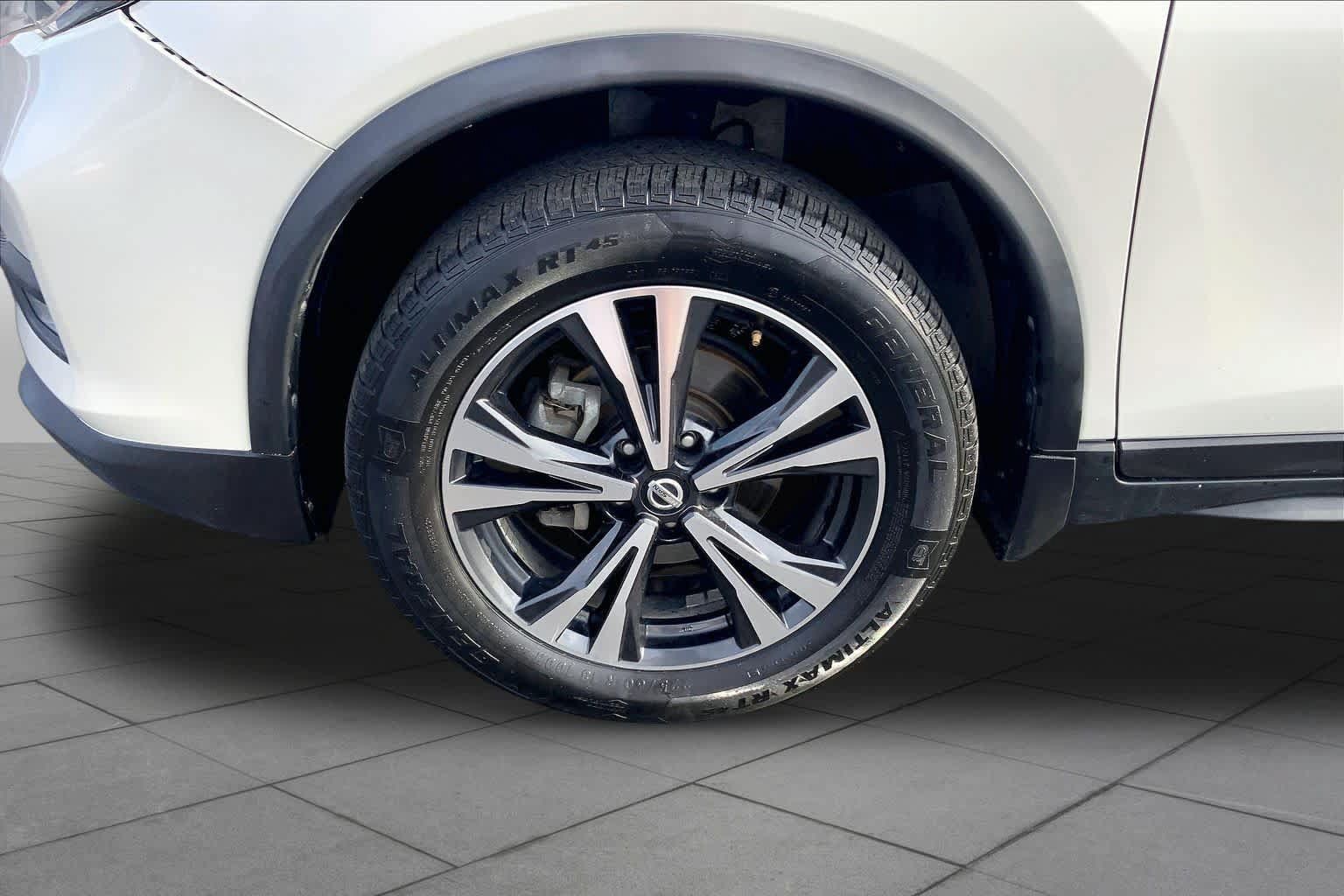 Used 2020 Nissan Rogue SV w/ Sun & Sound Touring Package AWD/4WD image 11