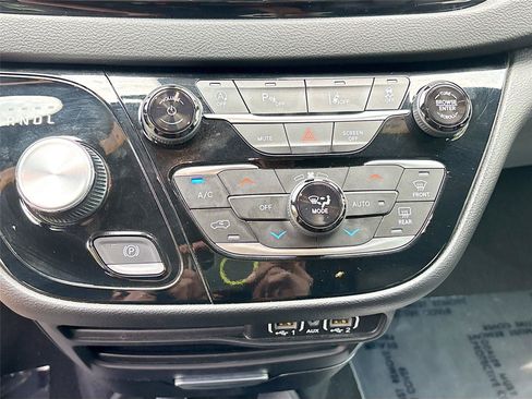 Used 2025 Chrysler Pacifica Select FWD image 15