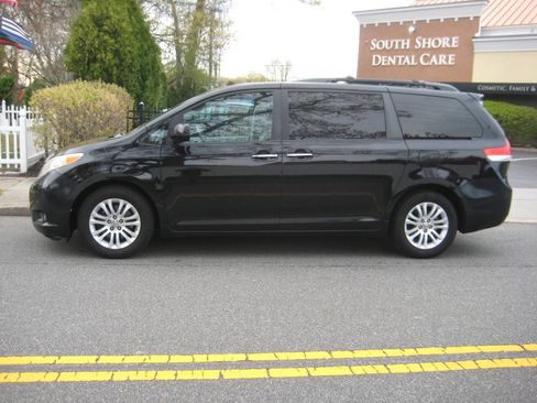 Used 2011 Toyota Sienna XLE w/ Premium Pkg FWD image 7