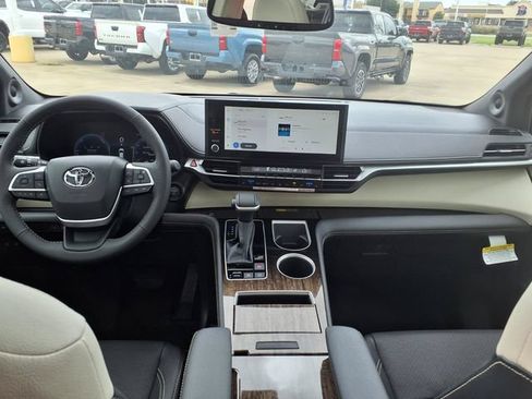 Used 2026 Toyota Sienna Limited FWD image 11