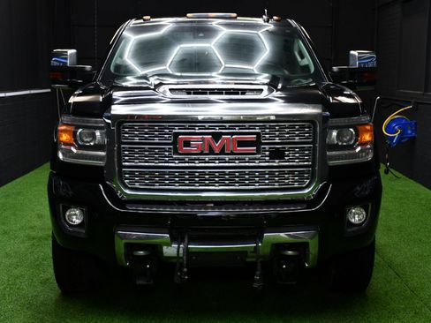 Used 2019 GMC Sierra 2500 Denali w/ Duramax Plus Package AWD/4WD image 8