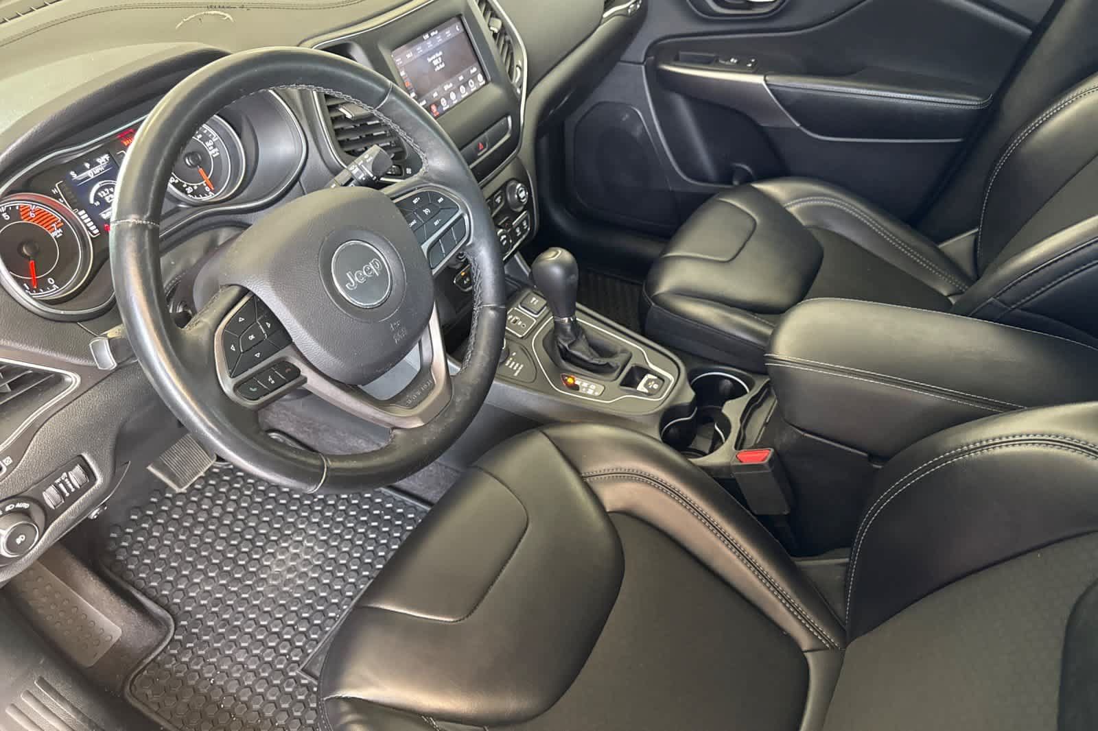 Used 2019 Jeep Cherokee Latitude Plus w/ Cold Weather Group AWD/4WD image 11