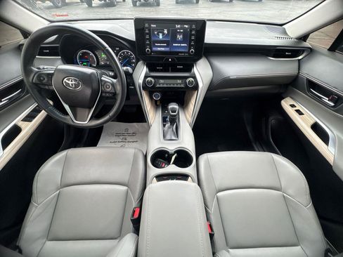 Used 2022 Toyota Venza XLE image 13