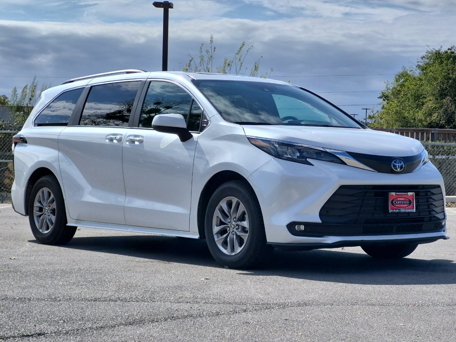 Used 2025 Toyota Sienna XLE FWD image 7